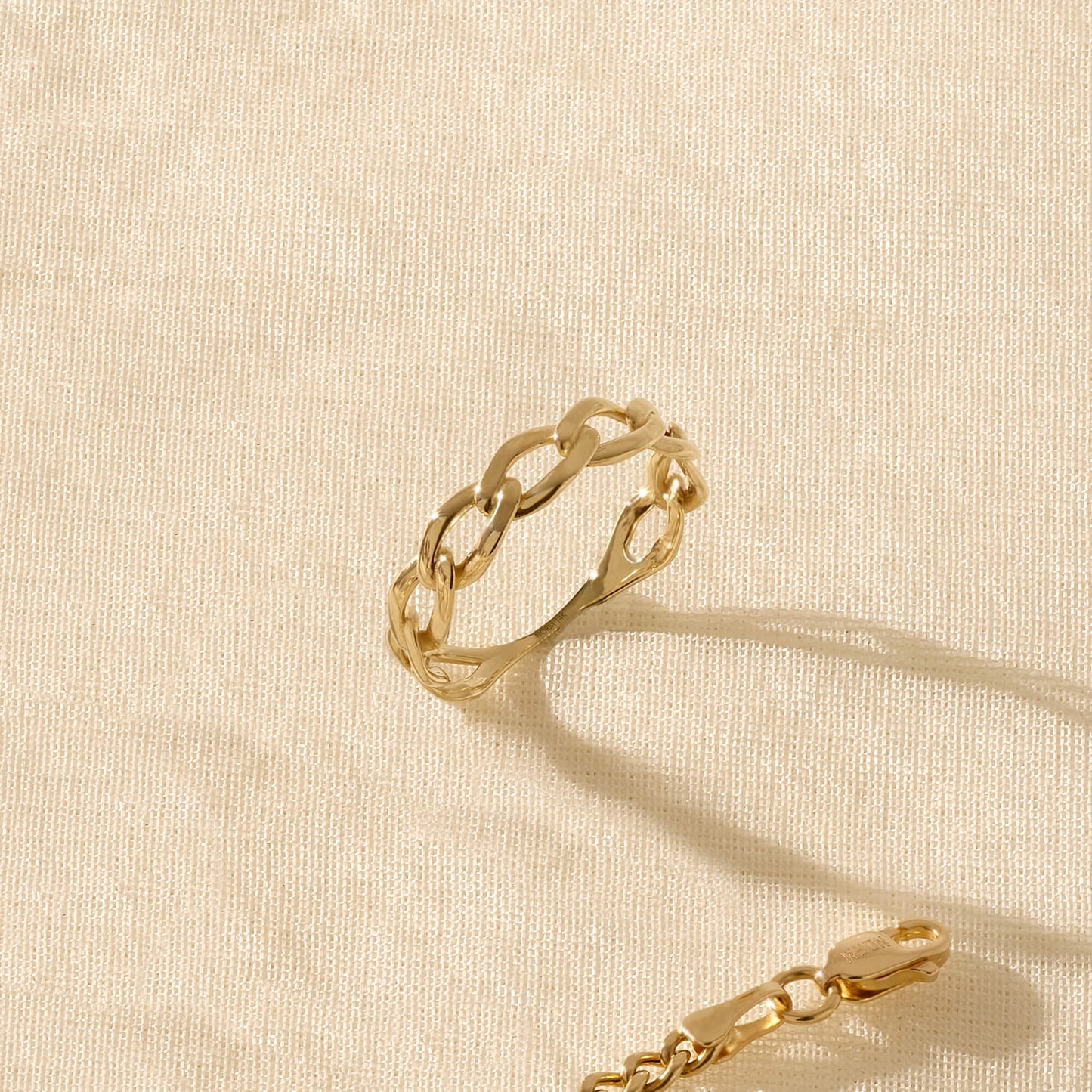 Bold Chain Ring in Gold
