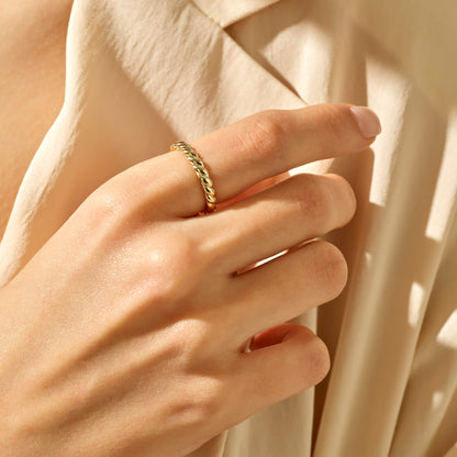 Croissant Band Ring in Gold