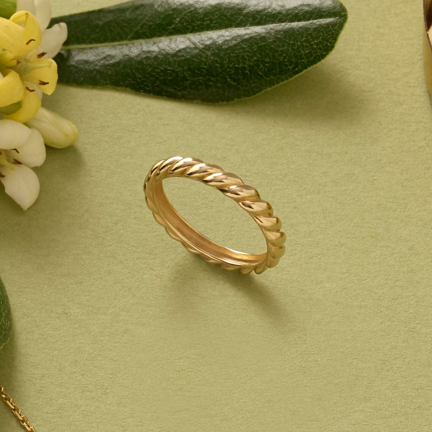 Croissant Band Ring in Gold