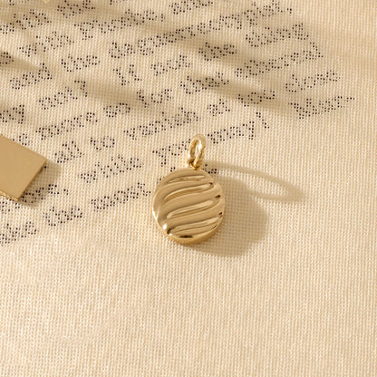 Croissant Necklace in Gold