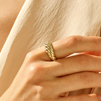 Croissant Ring in Gold