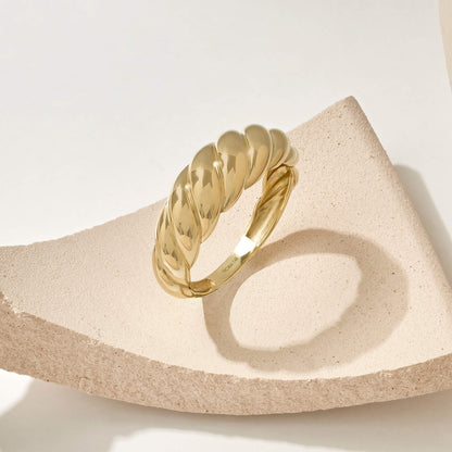 Croissant Ring in Gold