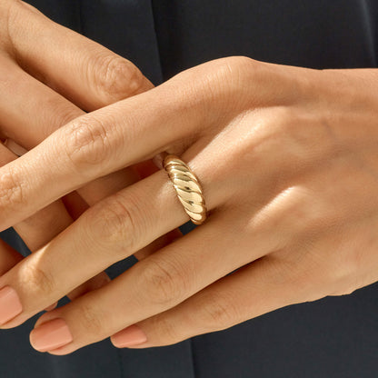 Croissant Ring in Gold