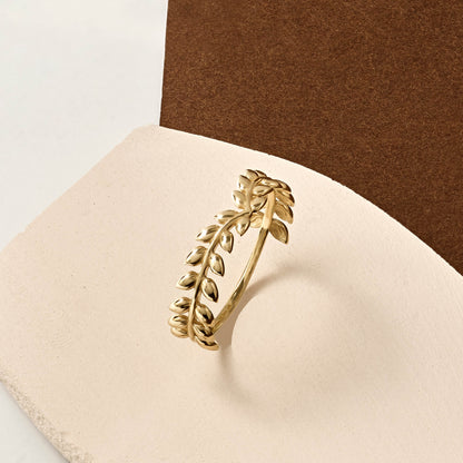 Laurel Wreath Curve Ring in Gold