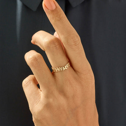 Laurel Wreath Curve Ring in Gold