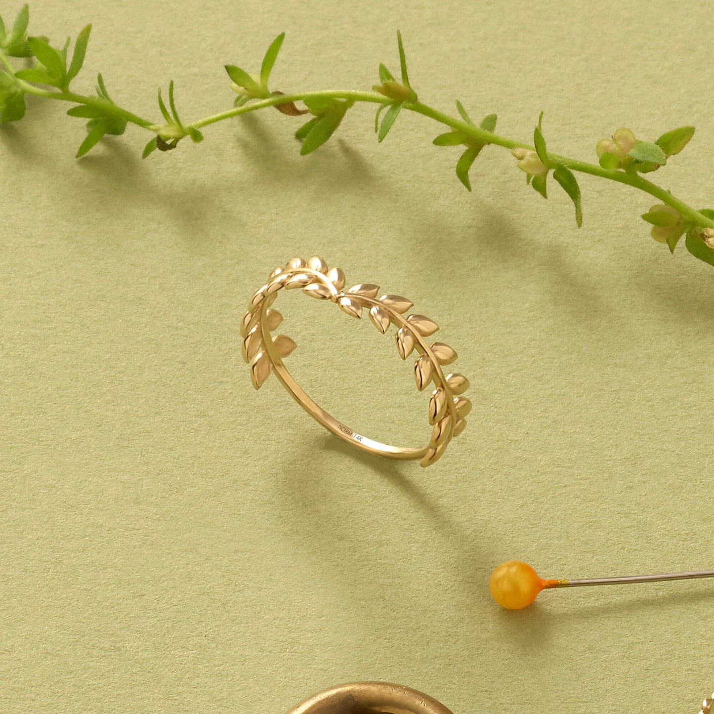 Laurel Wreath Curve Ring in Gold