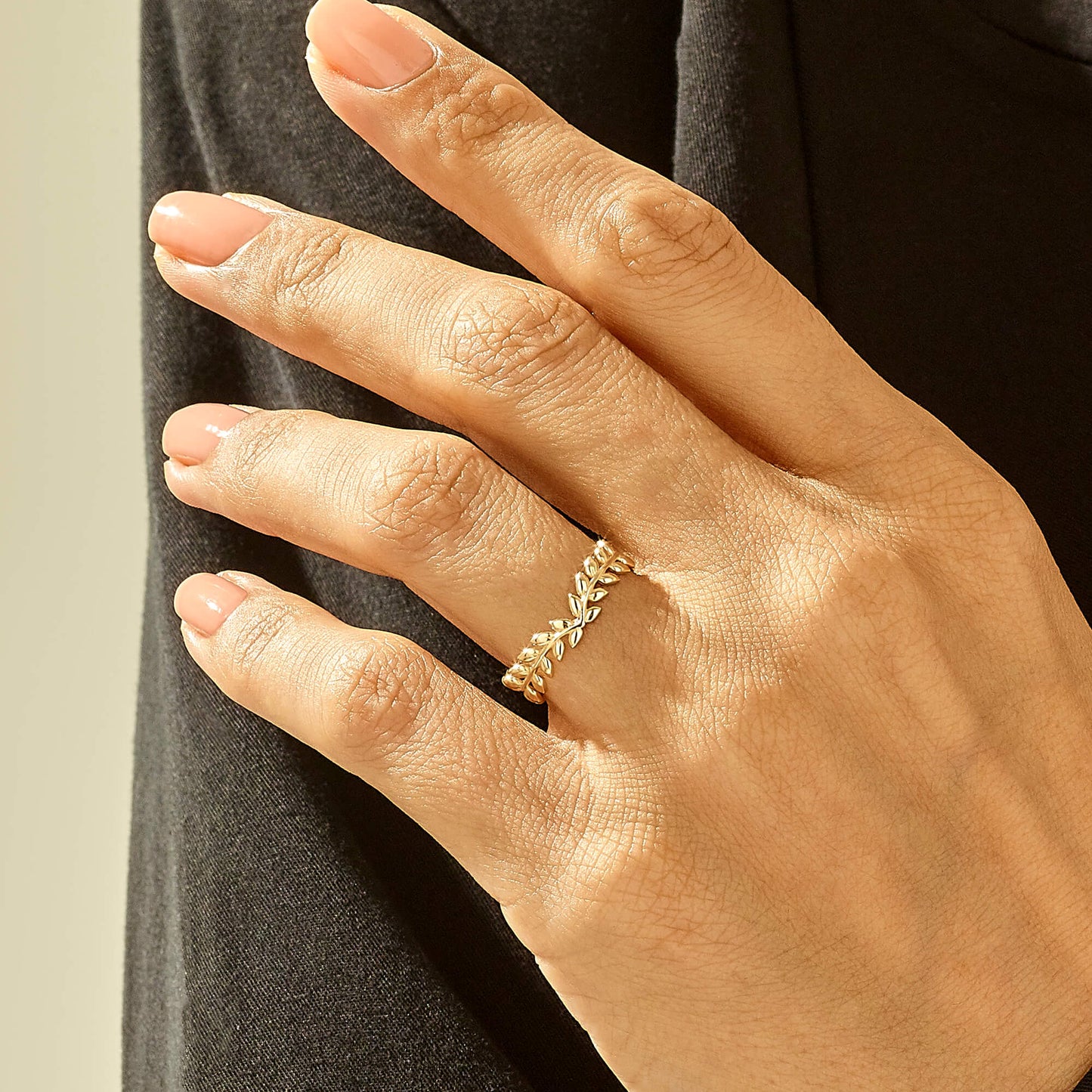 Laurel Wreath Curve Ring in Gold