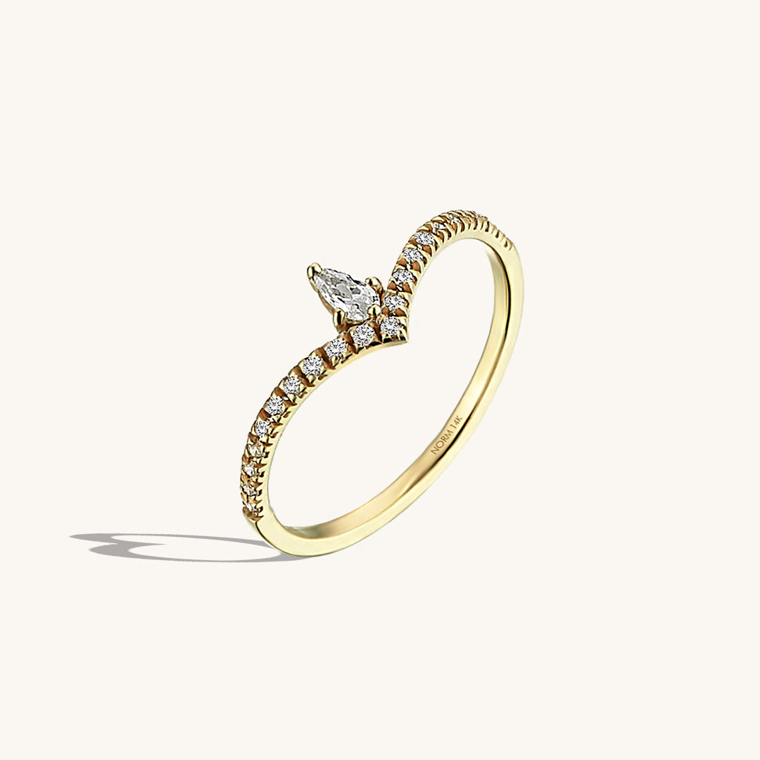 Majestic Curve Ring in Gold