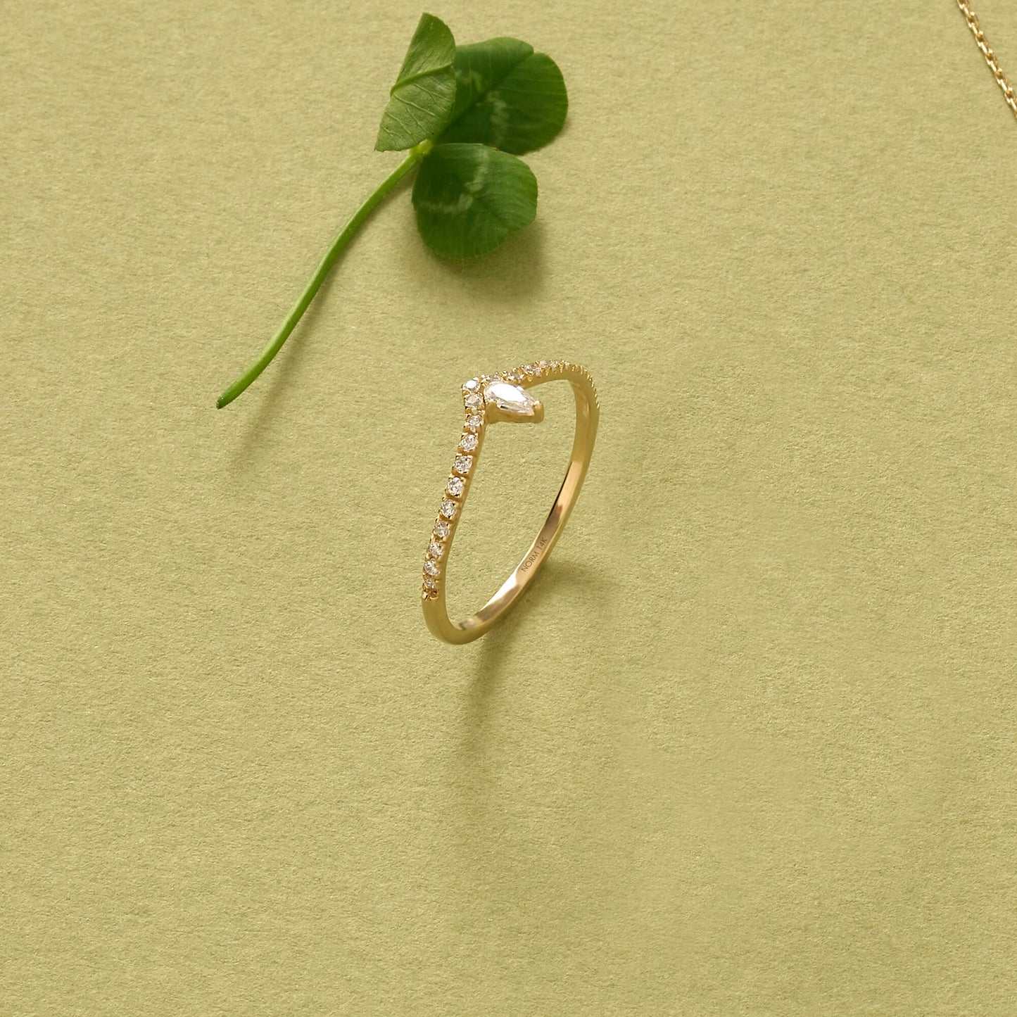 Majestic Curve Ring in Gold