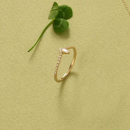 Majestic Curve Ring in Gold