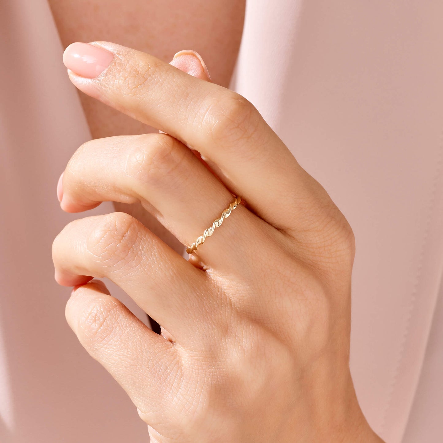 Minimal Twisted Ring in Gold