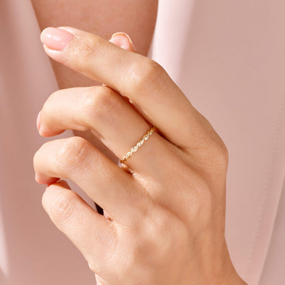 Minimal Twisted Ring in Gold