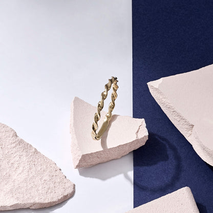 Minimal Twisted Ring in Gold