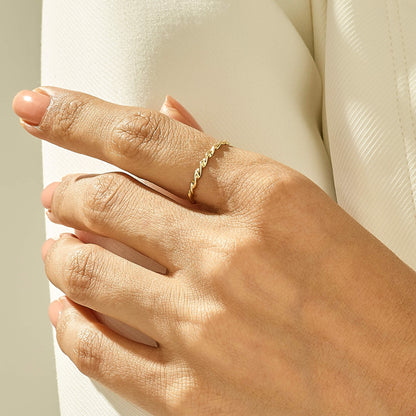 Minimal Twisted Ring in Gold