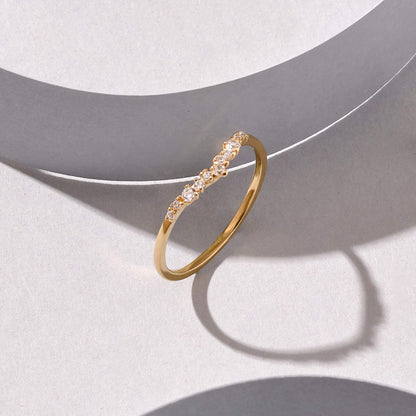 Minimalist Curve Ring in Gold