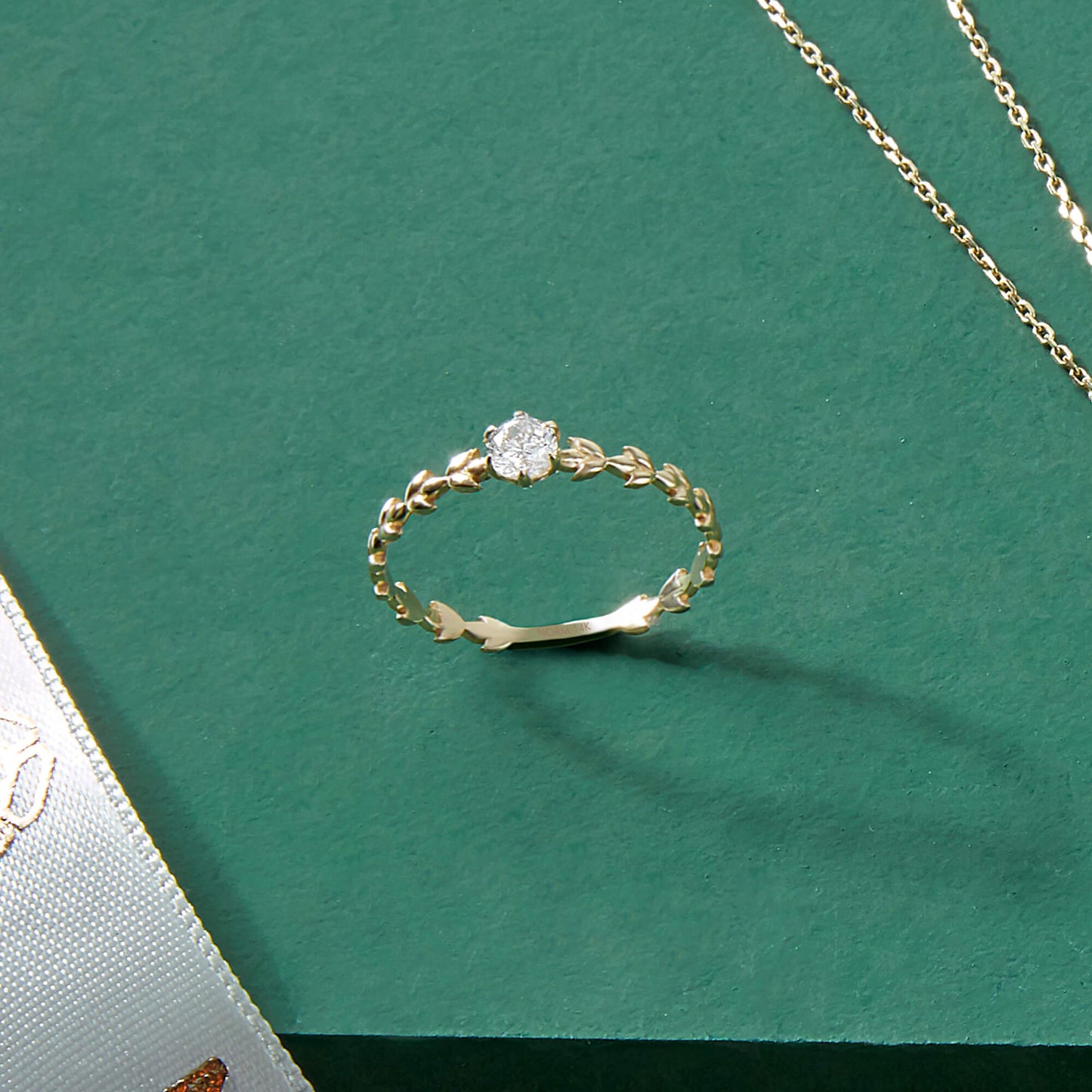 Solitaire Vine Ring in Gold