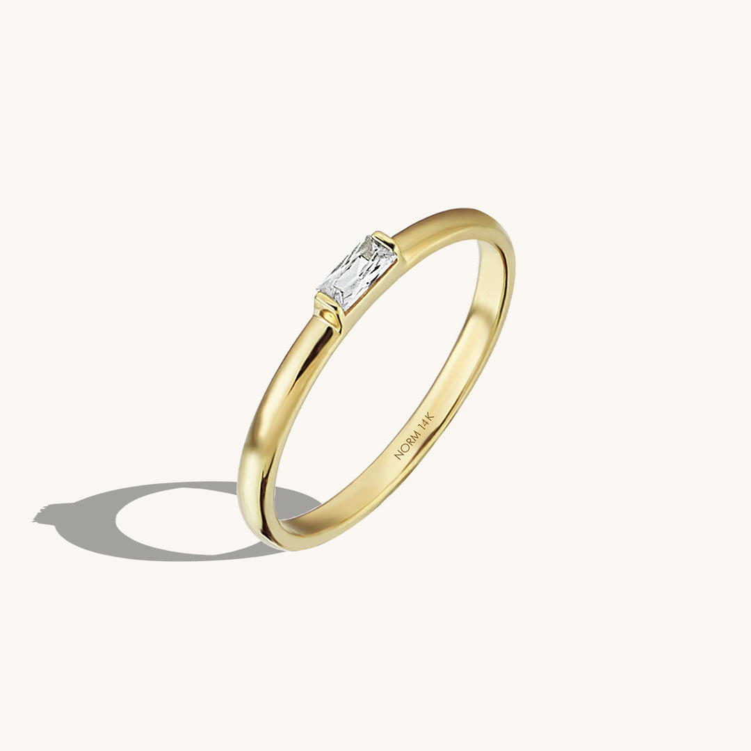 Solo Baguette Ring in Gold