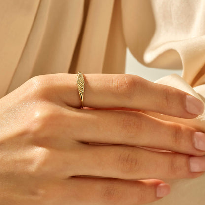 Slim Croissant Ring in Gold