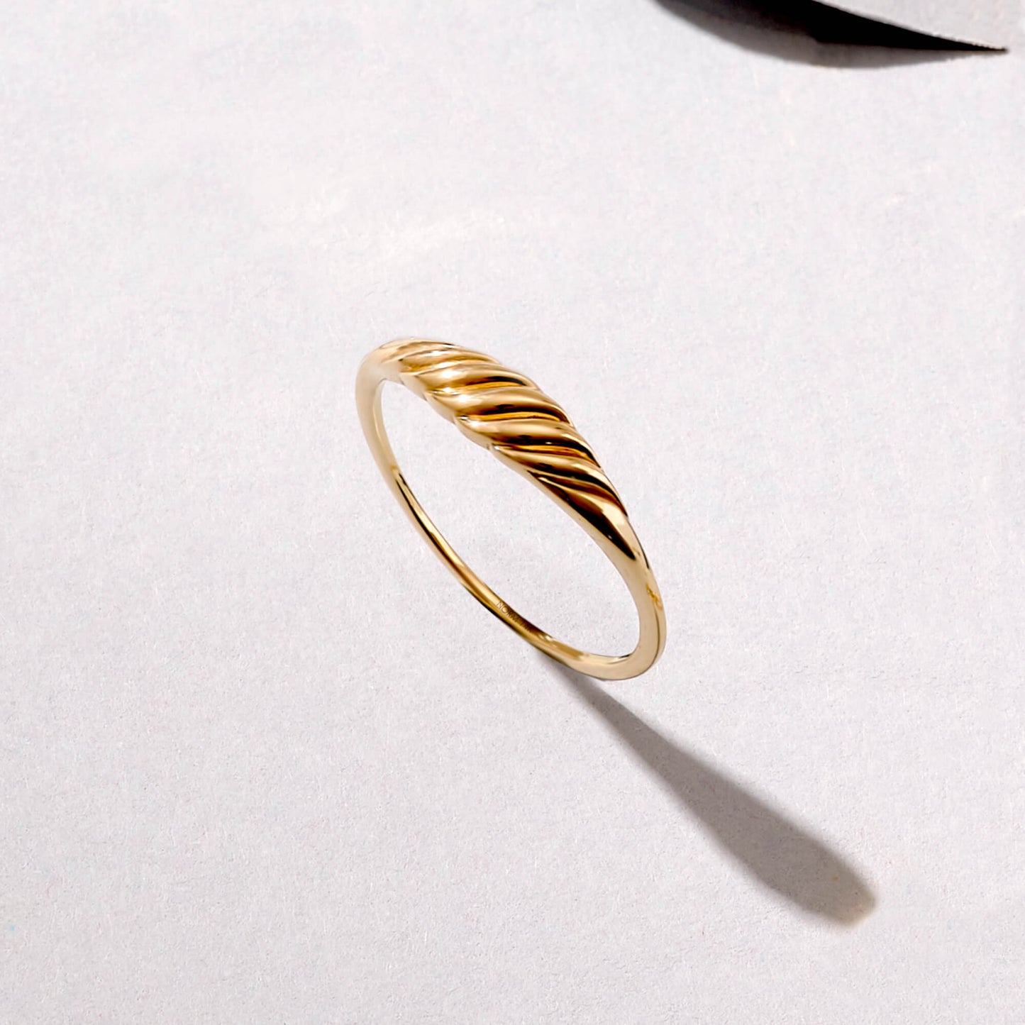 Slim Croissant Ring in Gold