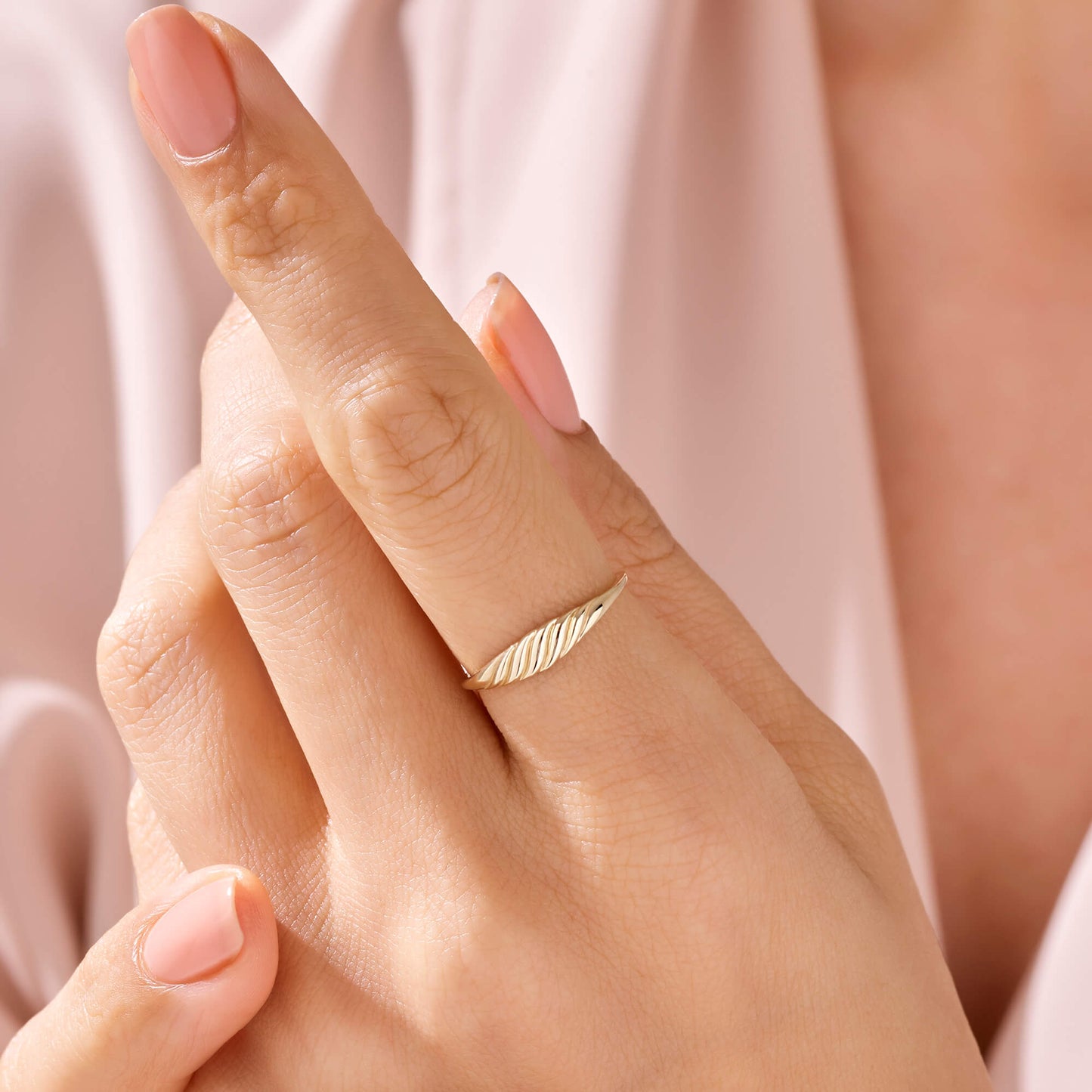 Slim Croissant Ring in Gold