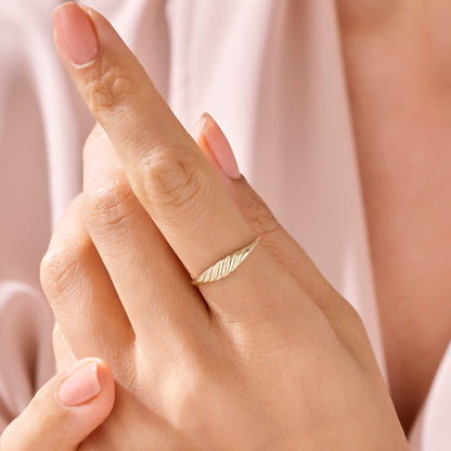 Slim Croissant Ring in Gold