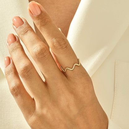 Twisted Zigzag Ring in Gold