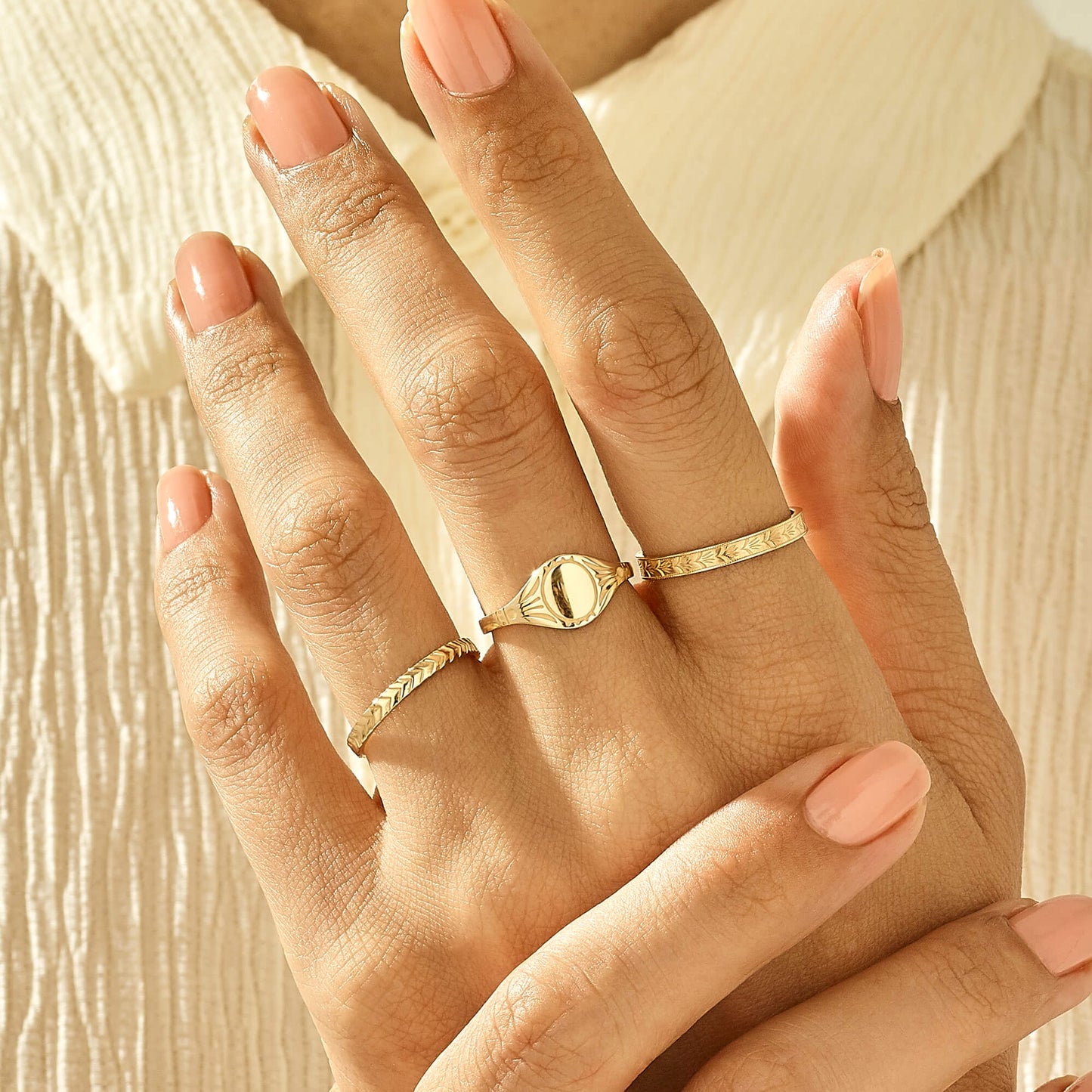 Vintage Arrow Band Ring in Gold