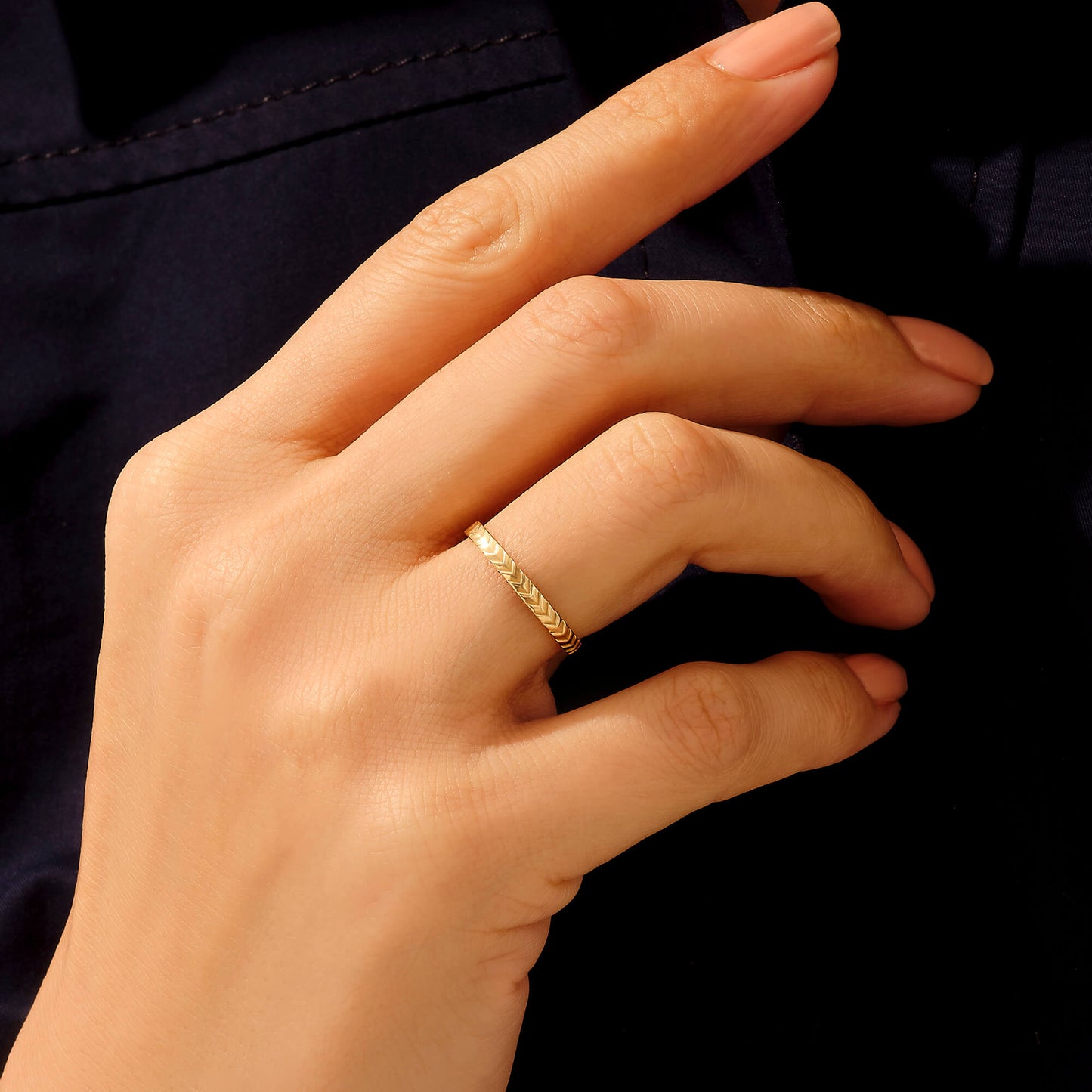 Vintage Arrow Band Ring in Gold