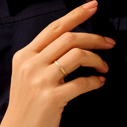 Vintage Arrow Band Ring in Gold