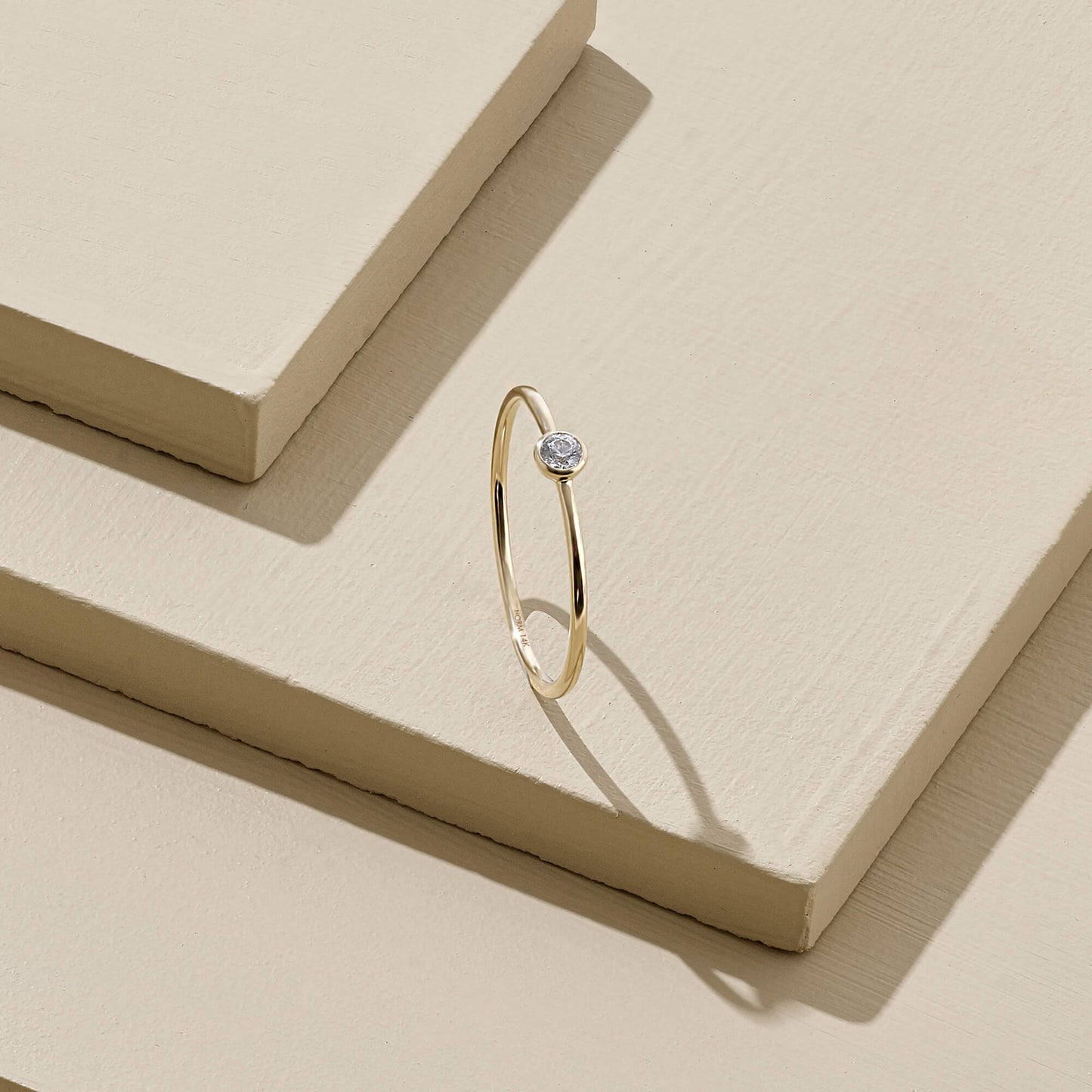 Basic Solo Ring in Gold