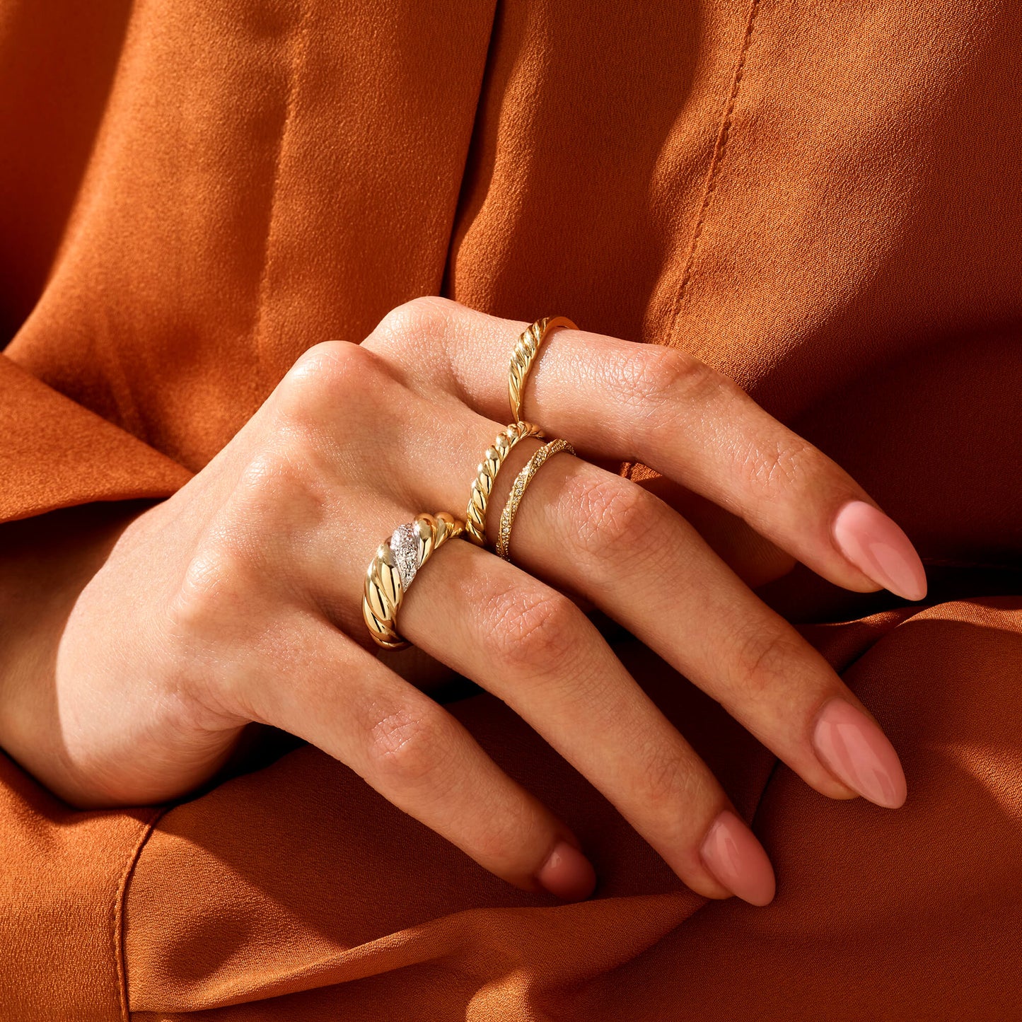 Croissant Band Ring in Gold