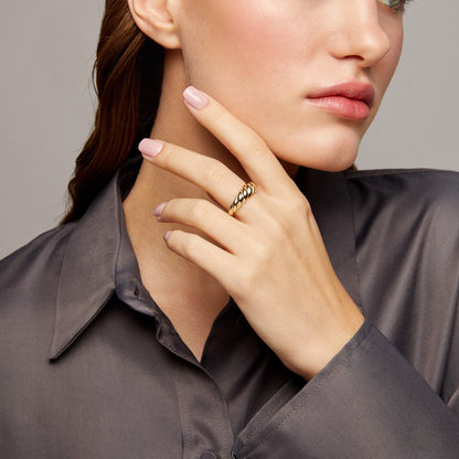 Croissant Ring in Gold