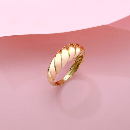 Croissant Ring in Gold