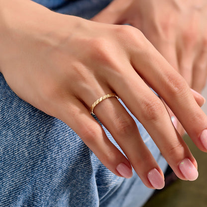 Diagonal Band Ring in Gold