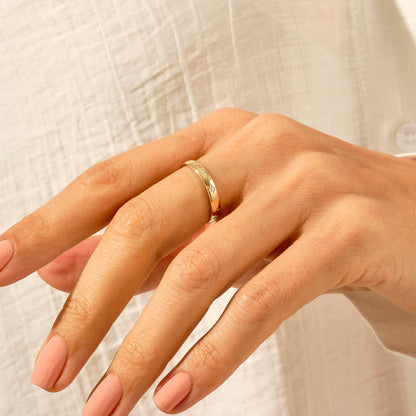 Diamond Minimal Star Pave Band Ring in Gold