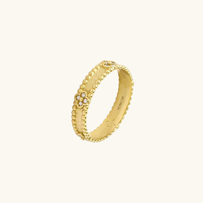 Diamond Shamrock Band Ring in Gold