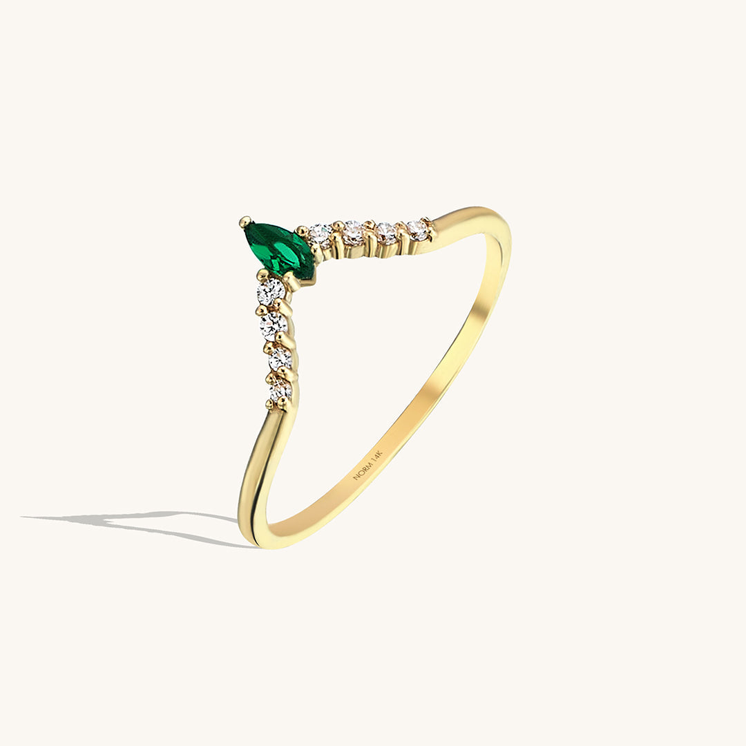Emerald Curve Ring in Gold