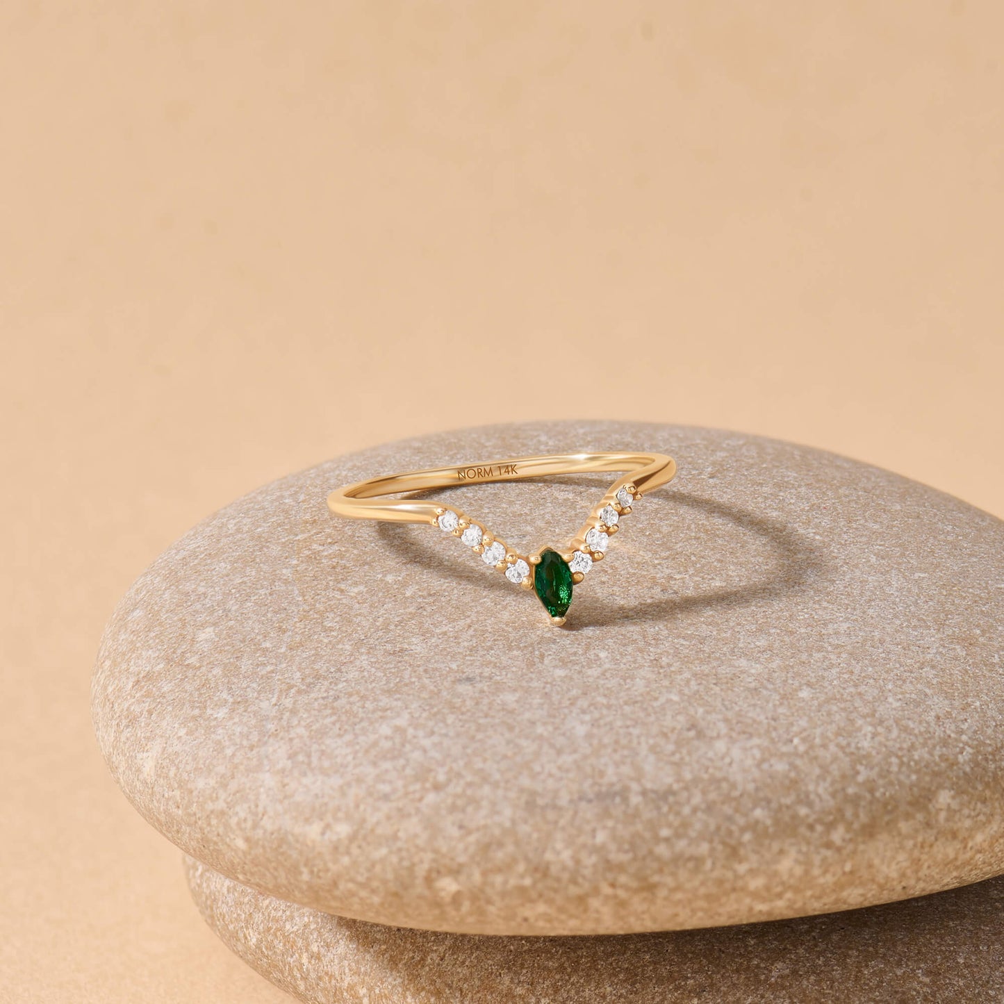Emerald Curve Ring in Gold
