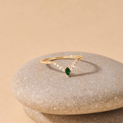 Emerald Curve Ring in Gold