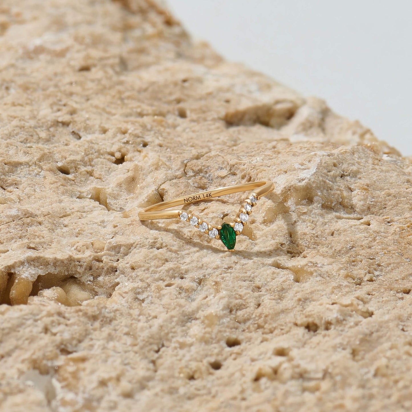 Emerald Curve Ring in Gold