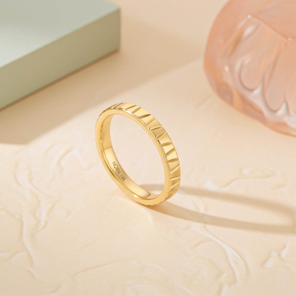 Groove Band Ring in Gold