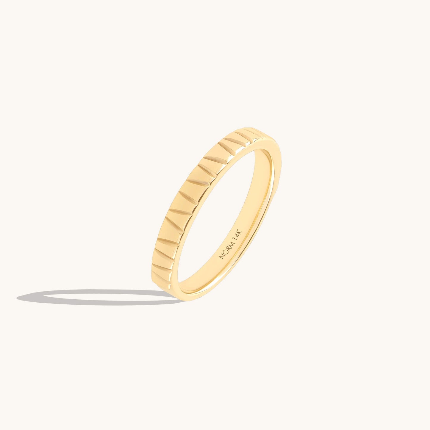 Groove Band Ring in Gold