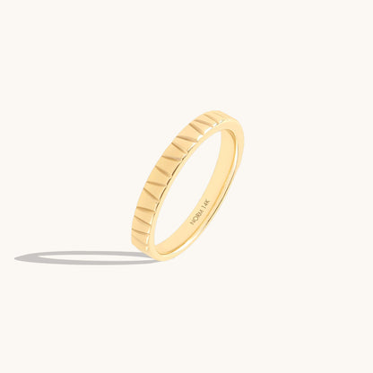 Groove Band Ring in Gold