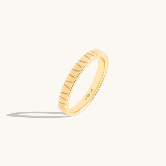 Groove Band Ring in Gold