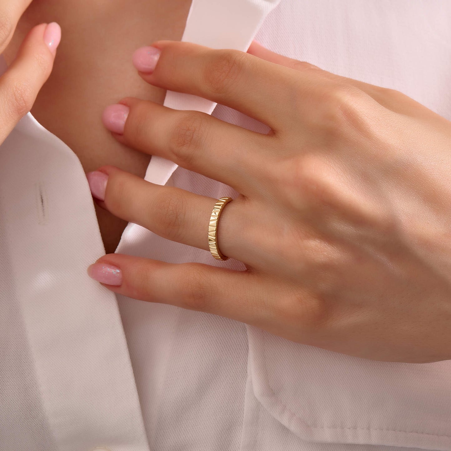 Groove Band Ring in Gold