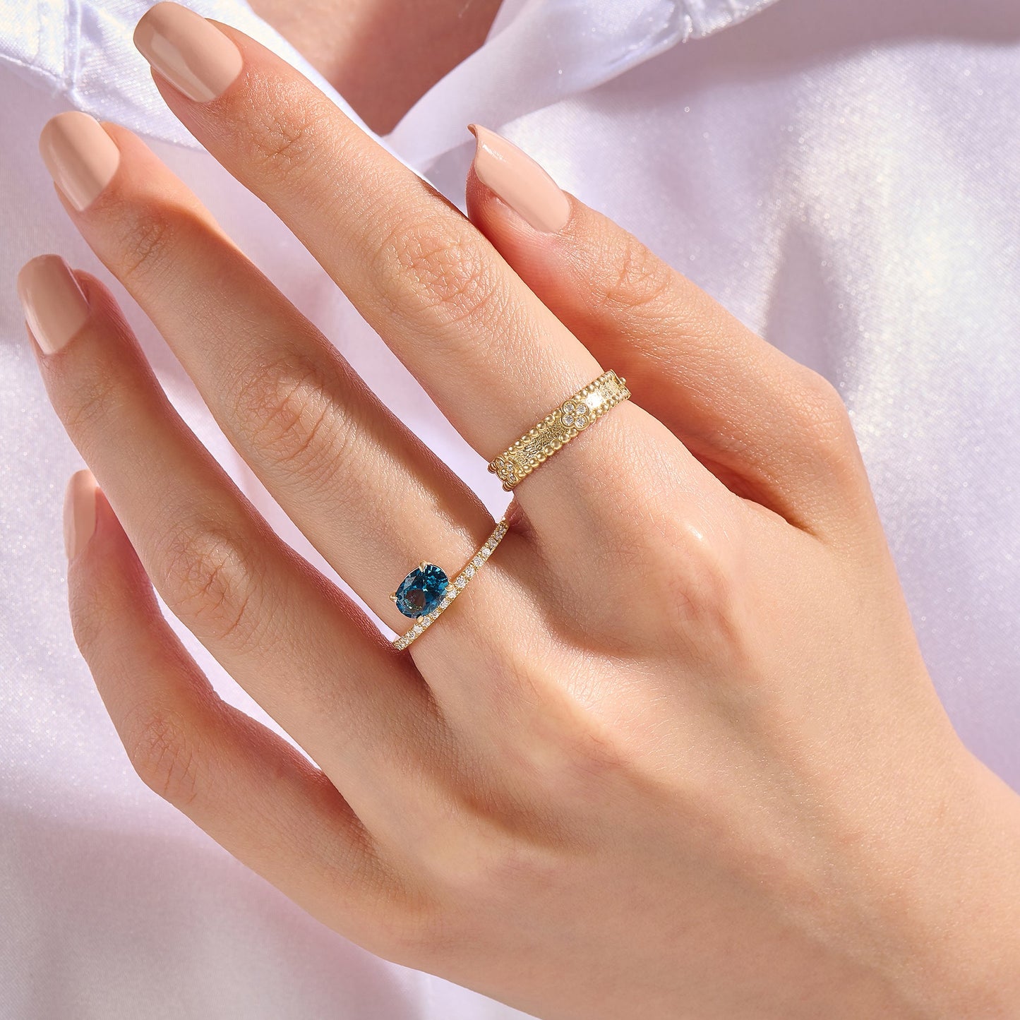 Hover Arctic Green Oval Engagement Ring in Gold