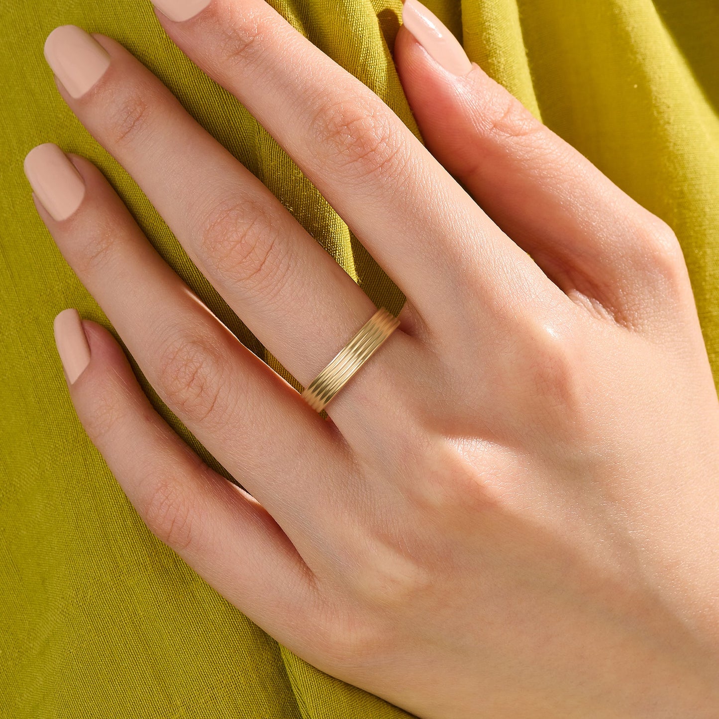 Linear Flat Band Ring in Gold