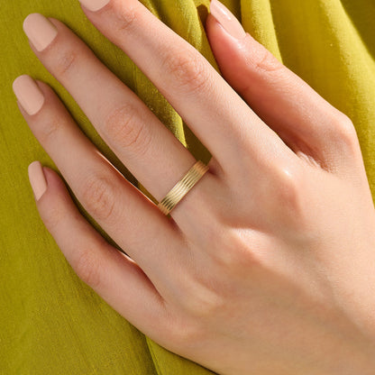 Linear Flat Band Ring in Gold