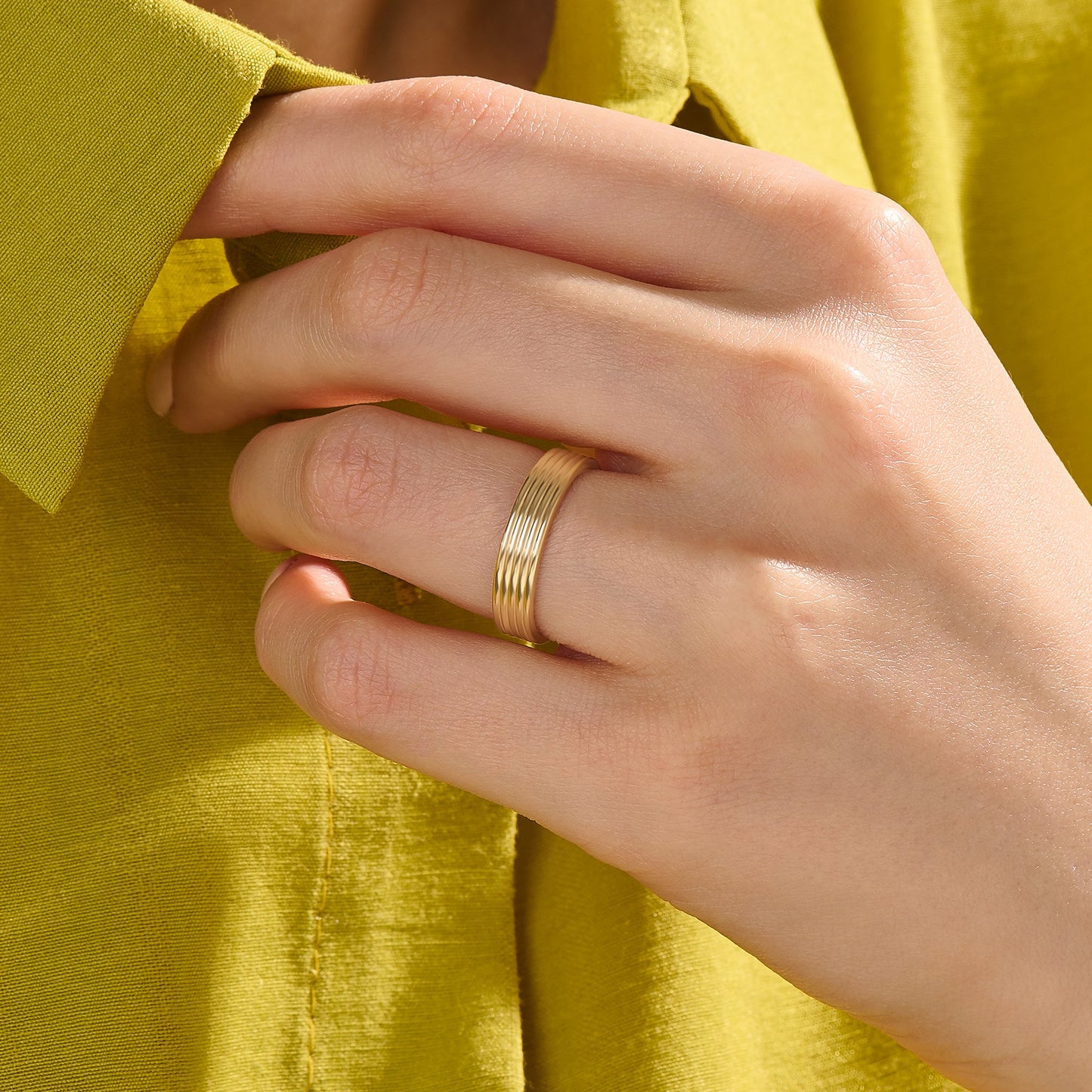 Linear Flat Band Ring in Gold