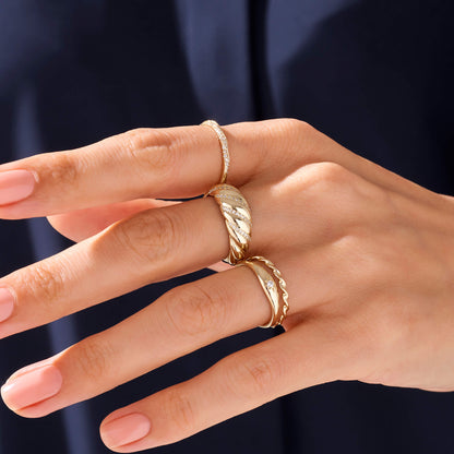 Minimal Twisted Ring in Gold